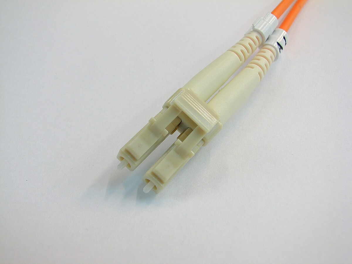橙色光纤跳线和末端的 LC 双工连接器