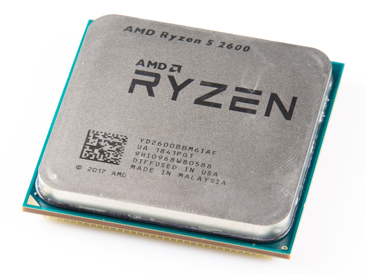 一枚 AMD Ryzen 5 2600 桌面处理器的封装，正面是覆盖芯片的金属顶盖